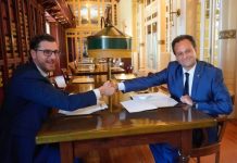 Sa Unió firma un acuerdo con el PP balear para garantizar la investidura de Marga Prohens como presidenta del Govern El diputado Llorenç Córdoba firma el acuerdo con el PP balear
