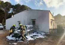 Arde un vehículo estacionado junto a una vivienda de la Mola