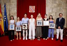 El Govern reconoce el mérito, el esfuerzo y el talento de los estudiantes con mejores notas de la PBAU en Baleares Judith Verdera, tercera por la derecha, en la recepción en el Consolat del Mar