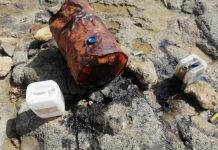 El Consell retira el bidón de petróleo aparecido en la zona de Es Caló y limpia el vertido que se había producido Limpieza del contenido del bidón de petróleo derramado sobre las rocas