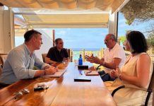 El PP reitera el compromiso de modificar la normativa de Costas para ayudar a las familias y dar seguridad jurídica Marí Bosó y Miquel Jerez con representantes de los afectados por el deslinde de Costas de Formentera