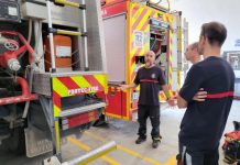 El Consell Insular de Formentera elaborará un plan de inversiones para el parque de bomberos y sus trabajadores El conseller Portas durante su visita al parque de bomberos de Formentera