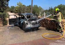 Els bombers de Formentera apaguen un cotxe en flames prop de la gasolinera de Sant Ferran