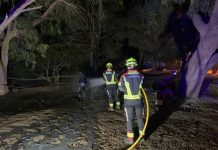 Arden tres motocicletas en el parking de Sa Palmera en es Pujols Tareas de extinción del incendio de tres motocicletas en es Pujols