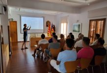 El Consell de Formentera informa a propietarios de concesiones de playas y socorristas reactivos sobre las exigencias normativas relativas a material de salvamento y titulaciones Un momento de la reunión informativa celebrada en la sede del Consell