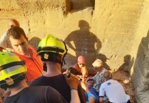 Los bomberos rescatan a un precipitado en un acantilado de Punta Gavina