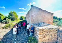 El Consell se compromete a mejorar la limpieza de la Mola Visita a cases Ferreres en la Mola