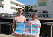 El Consell Insular apuesta por el efecto desestacionalizador de la fiesta Sa Flower Formentera Artal Mayans y Eva Nieto en la plaza de Europa de es Pujols donde se celebrará Sa Flower 2023