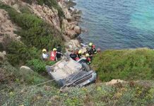 Herido leve el conductor de un vehículo precipitado en cala Embasté Bomberos junto al vehículo precipitado en cala Embaster