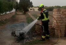 Incendio de una motocicleta en un camino de es Pujols Incendio de una moto en es Pujols