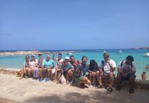 Los usuarios del área de diversidad funcional del Centro de Día reparten más de seiscientos ceniceros reciclados por las playas de Formentera