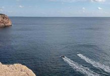 Muere un hombre de unos 70 años tras precipitarse en Cala en Baster