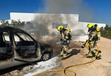 Incendio de un vehículo en la zona de es Carnatge Bomberos Formentera