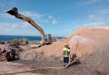 Empleo de tierra para cubrir los residuos que arden en el vertedero incendio vertedero tareas