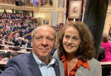 El senador por las Pitiusas pide que la XV legislatura tenga como prioridad las políticas públicas de vivienda y las necesidades específicas de las islas El senador Juanjo Ferrer y la diputada Carla Antonelli ayer en la sesión de apertura de la XV Legislatura