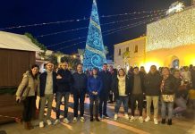 Los consellers de Sa Unió piden a Llorenç Córdoba que actúe de forma consensuada para seguir desarrollando políticas de mejora para Formentera El ejecutivo insular al completo en el acto de encendido de las luces navideñas celebrado ayer en la Plaza de la Constitución