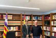 El senador Ferrer se compromete a trabajar por el aumento del plus de insularidad del personal de la Administración de Justicia El senador Ferrer con el juez González