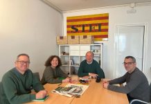 El senador defenderá la subida del plus de insularidad a los trabajadores de la Enseñanza en Eivissa y Formentera para compensar la falta de vivienda El senador Ferrer en la reunión con representantes del sindicato STEI