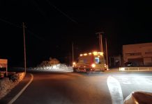 Bomberos acuden al rescate de una mujer mayor que sufre una caída en su domicilio particular Ambulancia 061
