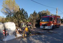 Conato de incendio en un contenedor de Porto Saler Bomberos Formentera