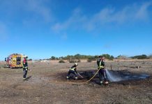 Los bomberos actúan en una quema descontrolada en La Mola y en el rescate de un gato en la balsa de regadío Sofocada quema en la Mola