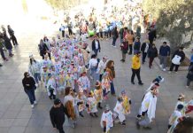 Alegría y coloridos disfraces en la rúa del CEIP Mestre Lluis Andreu Rúa Carnaval 2024
