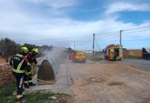 Incendio en un contenedor soterrado en el Pilar de la Mola Incendio en un contenedor soterrado de la Mola