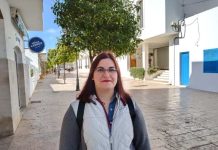 Recogida de firmas para contar con servicio de comedor en la Escola d’Estiu Karen Molina