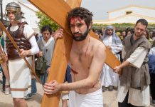 La representación del Vía Crucis en Formentera reúne a numeroso público admirado por el buen hacer de los vecinos participantes Via Crucis 2024