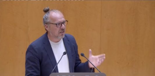 El senador Juanjo Ferrer denuncia que el PP vol aprovar una moció “a favor de l’intrusisme i del frau fiscal” en el sector turístic El senador Juanjo Ferrer al ple del Senat