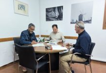 Firma del convenio anual para la producción de contenidos de Radio Illa Momento de la firma del convenio Radio Illa para 2024
