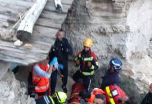 Los bomberos de Formentera rescatan a un hombre precipitado desde una altura de 10 metros Momento del rescate del hombre accidentado en Formentera