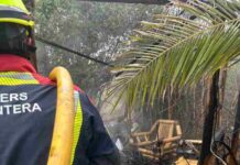 Incendio en la terraza de una vivienda en la zona de es Cap Bomberos de Formentera en las tareas de extinción del incendio