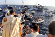 Numerosas embarcaciones participaron ayer de la procesión marinera del Día del Carmen en el puerto de la Savina