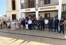 Minuto de silencio por el fallecimiento de una bebé tras un desprendimiento de rocas en la playa de es Copinar Minuto de silencio por el fallecimiento de una bebé en la playa de es Copinar