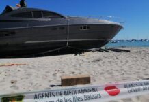 Terminan las maniobras de retirada y remolque de la embarcación que embarrancó fortuitamente en el islote de s’Espalmador Retirada y remolque del yate embarrancado en s'Espalmador