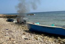 Incendio de una patera en la zona de s’Estufador