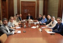 Formentera acusa al Gobierno central de abandonar a su suerte a menores no acompañados y a los consells insulars El presidente del Consell, Llorenç Córdoba, en la reunión celebrada en Palma de Mallorca