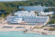 Gent per Formentera denuncia que la licencia de reforma integral del hotel Riu la Mola fue tramitada en sólo 6 meses Hotel Riu la Mola en la playa de Migjorn