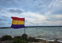 Formentera vuelve a rendir homenaje a la República en es Campament La bandera de la República en el acto en es Campament de la Savina