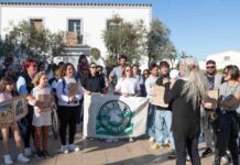 Medio centenar de personas participan en la manifestación por el derecho a la vivienda en Formentera