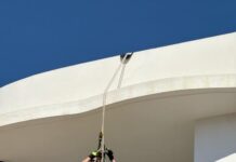 Bomberos rescatan a una gaviota atrapada en la barandilla de un balcón en es Pujols Bomberos de Formentera