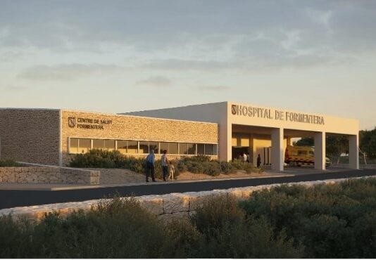 El Govern actualiza el presupuesto de la reforma y ampliación del Centro de Salud Formentera hasta los 4,5 millones de euros Maqueta del nuevo edificio junto al Hospital de Formentera