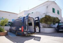 Equipo móvil para la renovación de DNI y pasaporte que se expiden al instante en Formentera Vehicle Integral de Documentació (VIDOC)