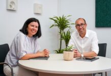 El Consell de Formentera se adhiere al proyecto estatal para acercar la administración a la ciudadanía Raquel Guasch y Óscar Portas en la sede del Consell