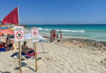 Prohibición temporal del baño en la playa de sa Roqueta por motivos de seguridad sanitaria Bandera roja en la playa de sa Roqueta