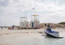 El Consell de Formentera activa un puesto de vigilancia policial en la playa de ses Illetes para hacer frente a la venta ambulante Caseta del 112 en la playa de ses Illetes