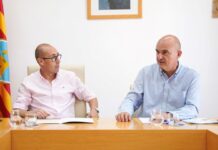 Formentera y Eivissa acuerdan una modificación legislativa específica para establecer un régimen común de regulación de vehículos Los presidentes óscar Portas y Vicent Marí durante la reunión celebrada esta mañana en Formentera