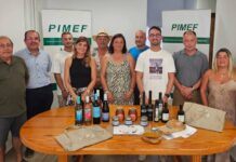 El proyecto empresarial De Formentera amb molt de gust lanza su propia página web Miembros de PIMEF acompañados por los consellers de Turismo y Sector Primario en la presentación de la web