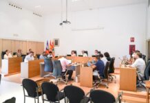 Óscar Portas anuncia la cesión de tres solares para la construcción de vivienda en la primera sesión del debate sobre el estado de Formentera